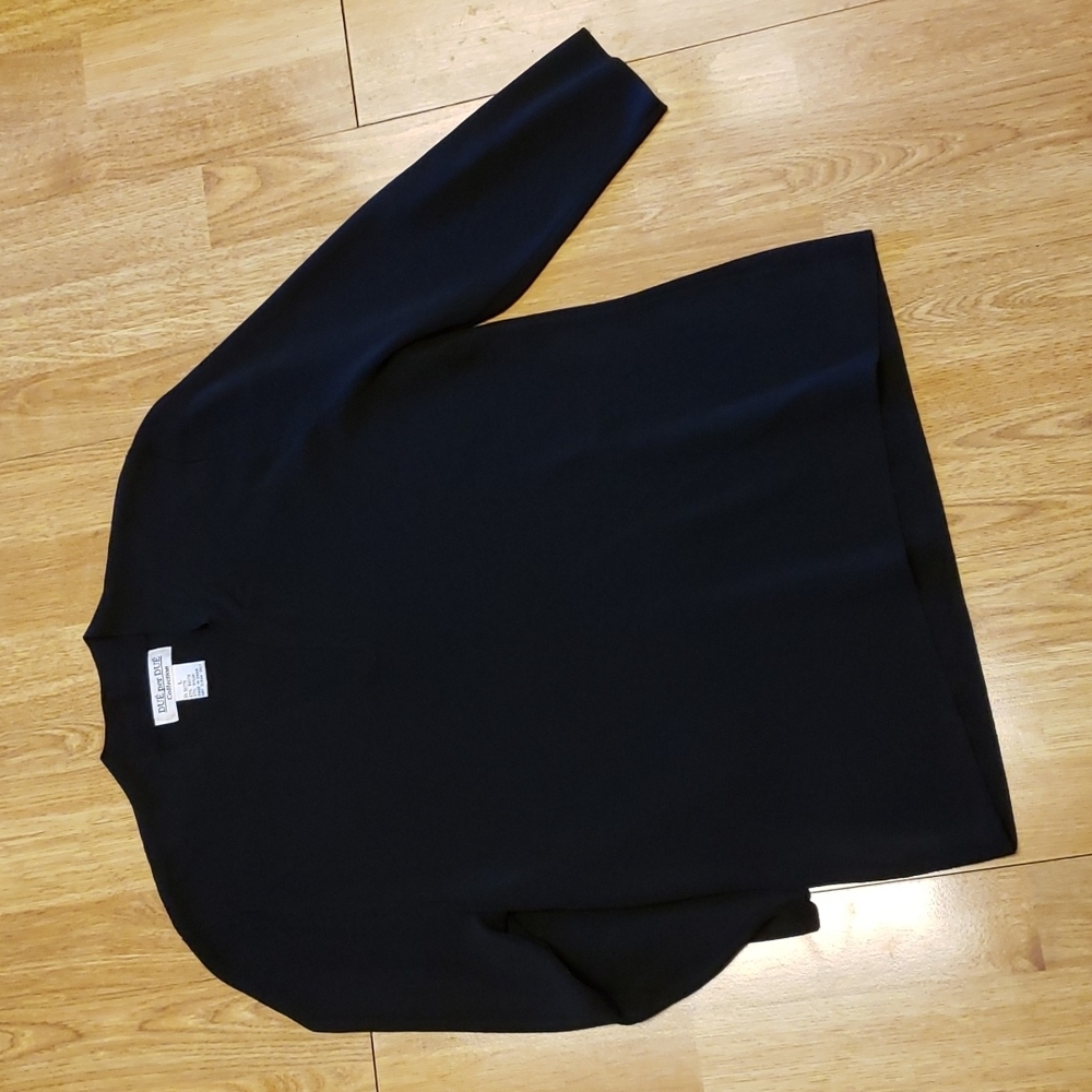 Due Per Due black vee-neck sweater sz small